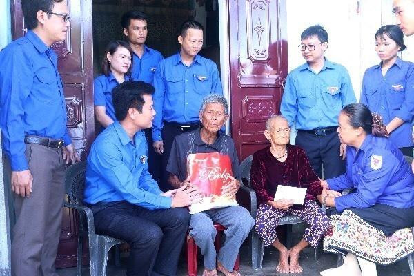 越南广平省和老挝甘蒙省举行青年友好会见活动 ảnh 2 越南广平省和老挝甘蒙省举行青年友好会见活动 ảnh 2