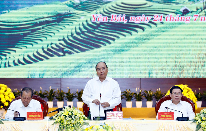 阮春福主持召开越共十三大经济社会小组与北部山区各省的工作会议 ảnh 1