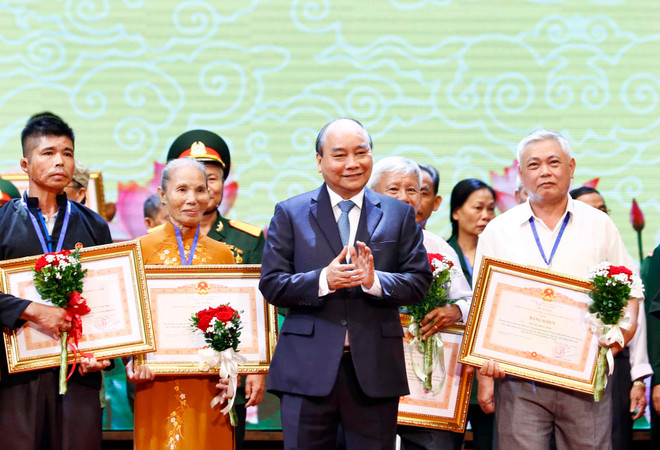 越南政府总理阮春福出席2019年全国伤残军人先进代表表彰大会 ảnh 1 越南政府总理阮春福出席2019年全国伤残军人先进代表表彰大会 ảnh 1
