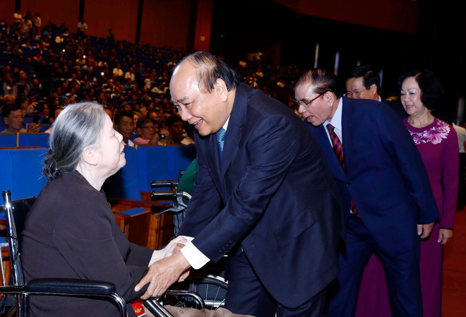 越南政府总理阮春福出席2019年全国伤残军人先进代表表彰大会 ảnh 2 越南政府总理阮春福出席2019年全国伤残军人先进代表表彰大会 ảnh 2