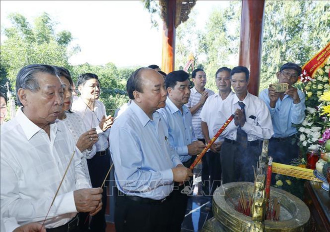 政府总理阮春福上香缅怀各位英烈 ảnh 1 政府总理阮春福上香缅怀各位英烈 ảnh 1