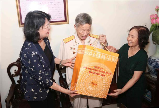 越南国家副主席邓氏玉盛探访革命有功者家庭 ảnh 1 越南国家副主席邓氏玉盛探访革命有功者家庭 ảnh 1