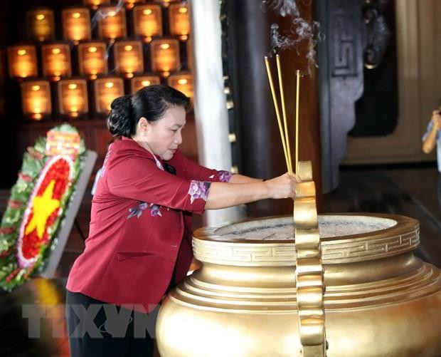 国会主席阮氏金银上香缅怀胡志明市英雄烈士 ảnh 2 国会主席阮氏金银上香缅怀胡志明市英雄烈士 ảnh 2