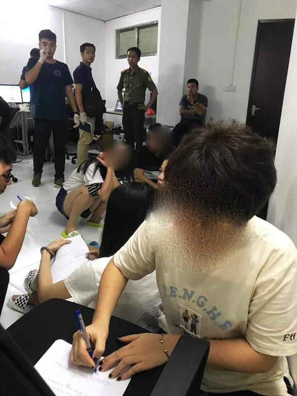 涉嫌海防市大规模赌博案:对涉案人进行调查取证 ảnh 1 涉嫌海防市大规模赌博案:对涉案人进行调查取证 ảnh 1