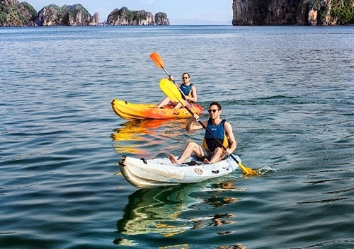 在下龙湾上划橡皮艇 ảnh 1