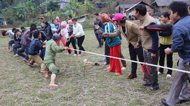 越南老街省沙巴县岱依族和热依族的拔河节 ảnh 1