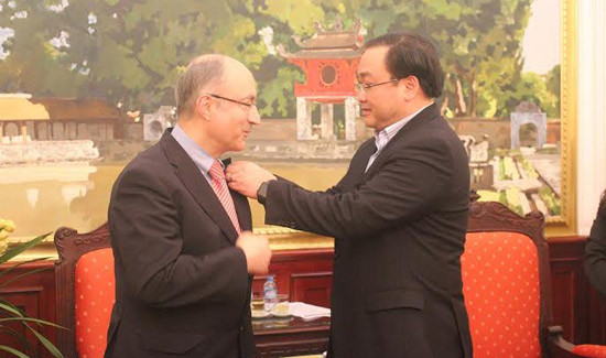 河内市委书记黄忠海会见德国世界大学援助组织主席 ảnh 1 河内市委书记黄忠海会见德国世界大学援助组织主席 ảnh 1