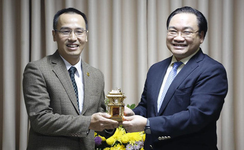 河内市委书记黄忠海向河内福音教协会神职人员致以节日祝贺 ảnh 1