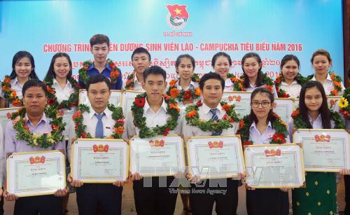 越南对112名老挝和柬埔寨优秀生予以表彰 ảnh 1