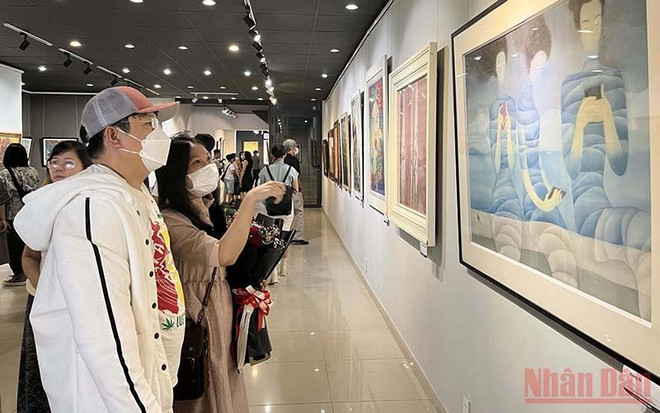 胡志明市首次举行丝绸画展 ảnh 1