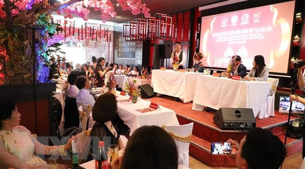 泛欧越南奥黛太太选美大赛有助于推介越南奥黛和越南妇女形象 ảnh 1  泛欧越南奥黛太太选美大赛有助于推介越南奥黛和越南妇女形象 ảnh 1