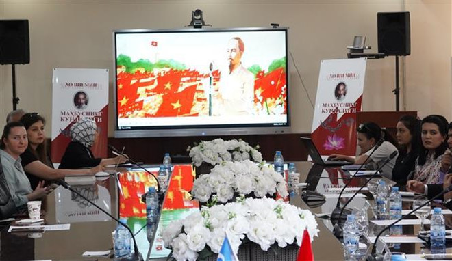 胡志明主席诗集《狱中日记》乌兹别克译本亮相 ảnh 2 胡志明主席诗集《狱中日记》乌兹别克译本亮相 ảnh 2