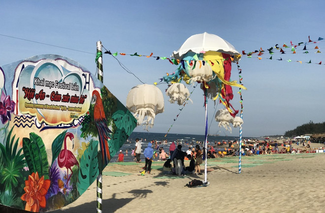 “感受会安夏天”海洋节正式开幕 清化省涔山狂欢节热闹开场 ảnh 1 “感受会安夏天”海洋节正式开幕 清化省涔山狂欢节热闹开场 ảnh 1