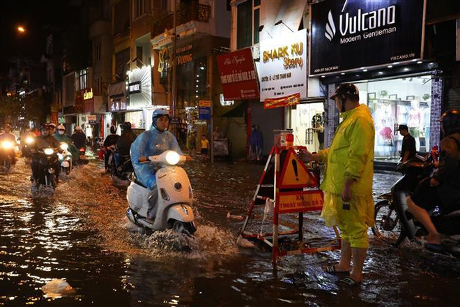 河内市出现强降雨天气 多处严重积水 ảnh 3 河内市出现强降雨天气 多处严重积水 ảnh 3