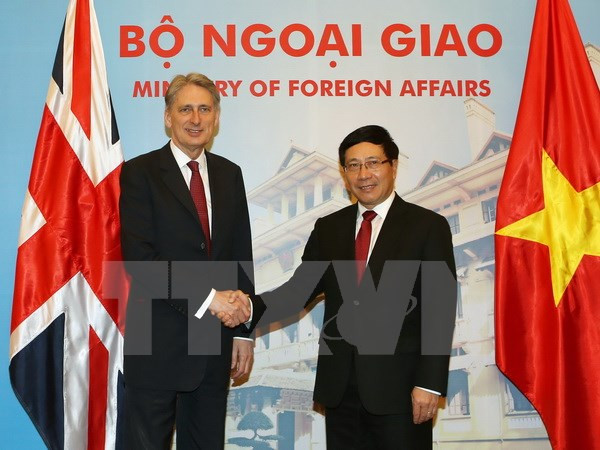 越南政府副总理兼外长范平明与英国外交大臣哈蒙德举行会谈 ảnh 1 越南政府副总理兼外长范平明与英国外交大臣哈蒙德举行会谈 ảnh 1