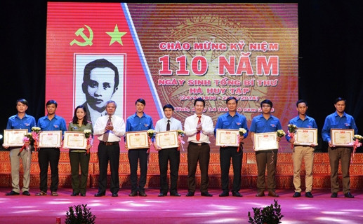 越共中央已故总书记何辉集生平与事业知识竞赛吸引7万多人参加 ảnh 1