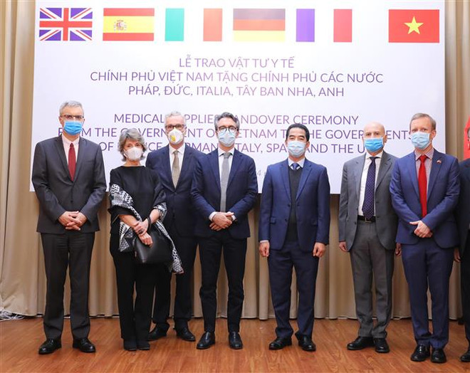 越南向部分欧洲国家移交防疫物资 ảnh 2 越南向部分欧洲国家移交防疫物资 ảnh 2