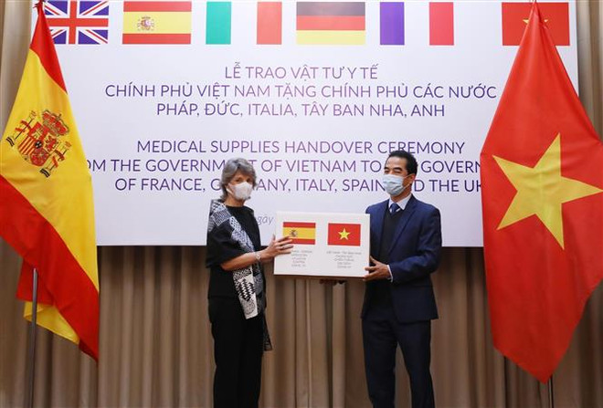 越南向部分欧洲国家移交防疫物资 ảnh 1 越南向部分欧洲国家移交防疫物资 ảnh 1