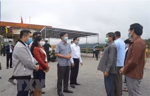 新冠肺炎疫情:越南广治省与老挝沙拉湾省合作做好边界线上防疫工作 ảnh 1 新冠肺炎疫情:越南广治省与老挝沙拉湾省合作做好边界线上防疫工作 ảnh 1