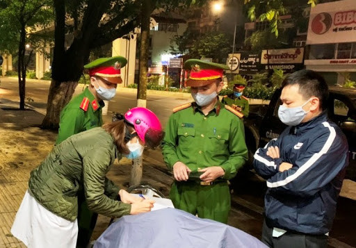 政府总理:继续从严处罚有关新冠肺炎疫情防控工作中的各项违法行为 ảnh 1 政府总理:继续从严处罚有关新冠肺炎疫情防控工作中的各项违法行为 ảnh 1