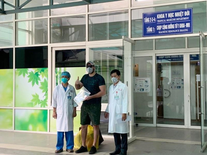 新冠肺炎疫情：正在承天顺化省治疗的两名英国患者痊愈 ảnh 2