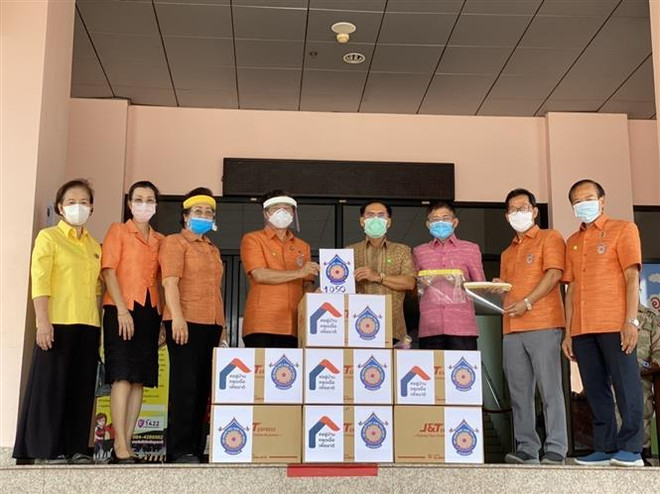 旅居泰国乌隆府越南人为当地政府提供防疫物资 ảnh 1 旅居泰国乌隆府越南人为当地政府提供防疫物资 ảnh 1