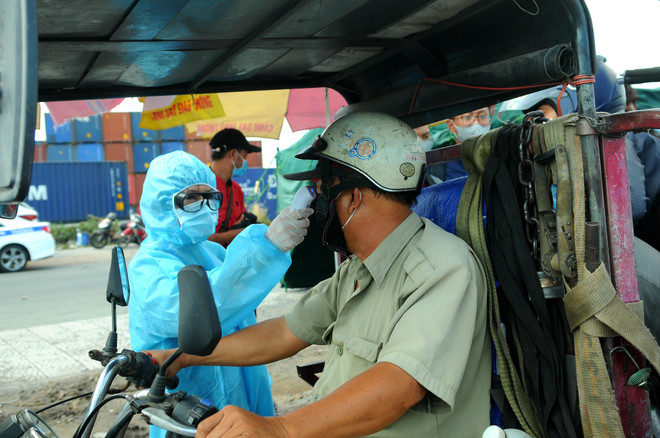 胡志明市采取强有力措施来防控疫情 对机场和火车站所有旅客进行采样检测 ảnh 1