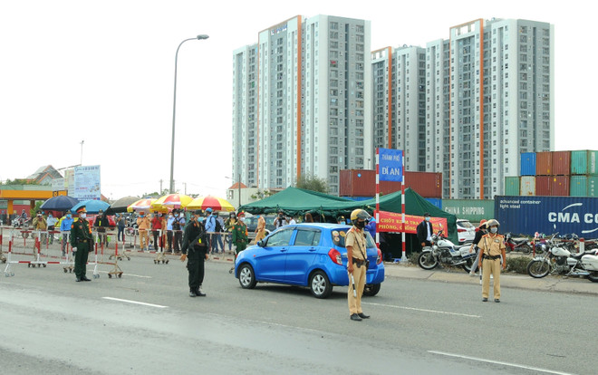 胡志明市采取强有力措施来防控疫情 对机场和火车站所有旅客进行采样检测 ảnh 2