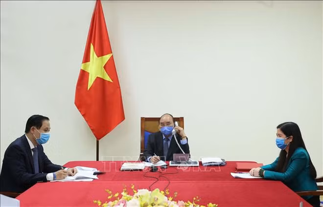 政府总理阮春福与韩国总统文在寅举行电话会谈 ảnh 1 政府总理阮春福与韩国总统文在寅举行电话会谈 ảnh 1