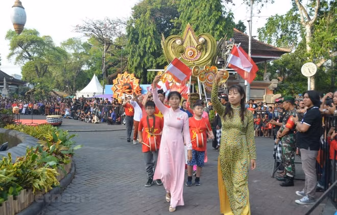 越南在印尼登巴萨街头节推广旅游形象 ảnh 1
