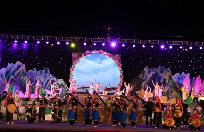 第六届越老中三国边境县抛绣球节:展现友谊色彩 ảnh 1 第六届越老中三国边境县抛绣球节:展现友谊色彩 ảnh 1