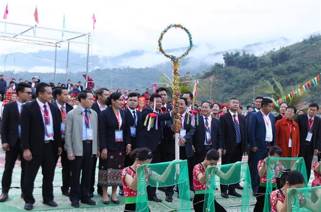 第六届越老中三国边境县抛绣球节:展现友谊色彩 ảnh 3 第六届越老中三国边境县抛绣球节:展现友谊色彩 ảnh 3