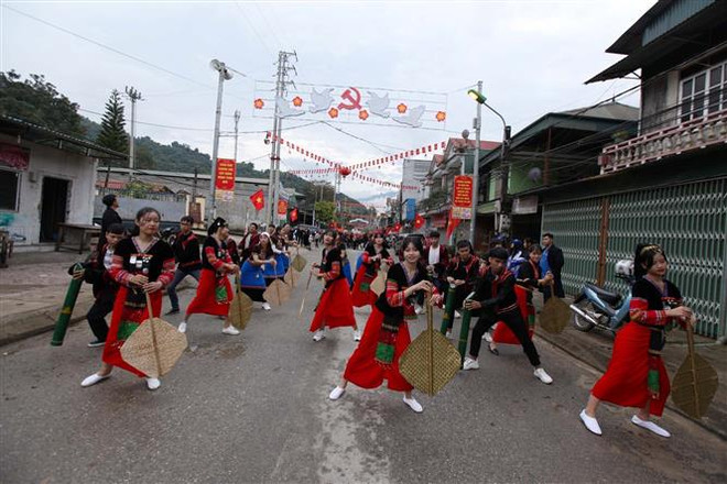 第六届越老中三国边境县抛绣球节:展现友谊色彩 ảnh 2 第六届越老中三国边境县抛绣球节:展现友谊色彩 ảnh 2