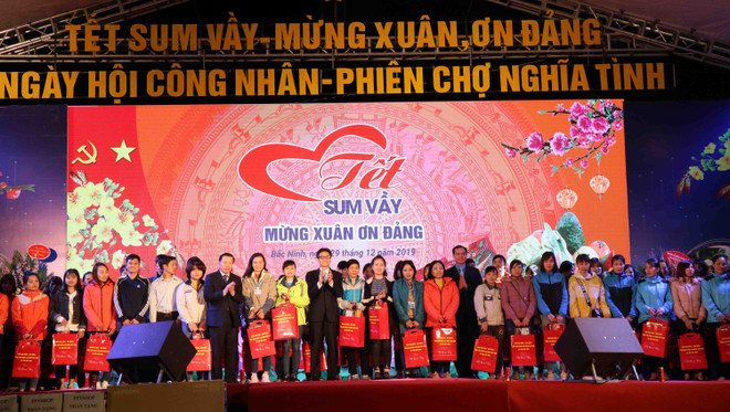 武德儋副总理向北宁省劳动者、贫困者和橙剂受害者送上春节慰问品 ảnh 2