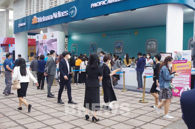 上千名游客参观2023年河内国际旅游博览会越南航空集团展位 ảnh 1