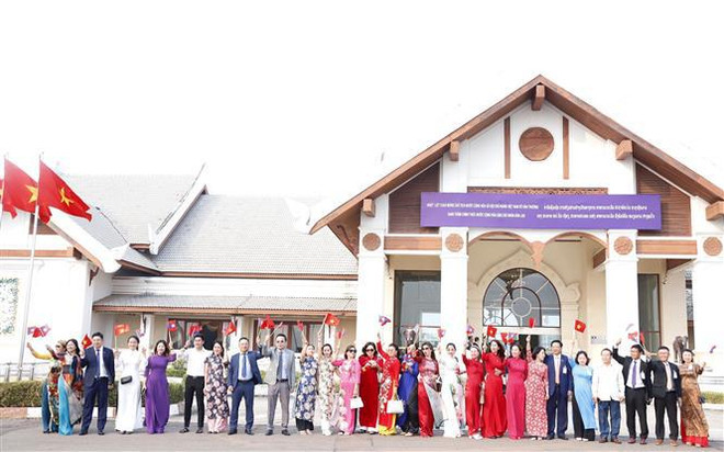 旅老越南人社群相信越南国家主席访问老挝之旅将密切两国团结友好关系 ảnh 1