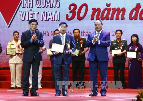 政府总理阮春福出席“光荣越南-30年革新的烙印”活动 ảnh 2 政府总理阮春福出席“光荣越南-30年革新的烙印”活动 ảnh 2