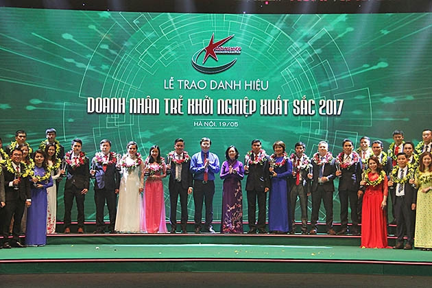 2017年优秀创业年轻企业家表彰大会在河内举行 ảnh 1