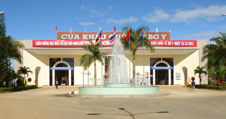 越老合作委员会代表团在布衣-Phu Cưa国际口岸考察《2007年河内协议》落实情况 ảnh 2 越老合作委员会代表团在布衣-Phu Cưa国际口岸考察《2007年河内协议》落实情况 ảnh 2