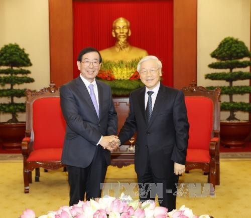 越共中央总书记阮富仲会见韩国总统特使朴元淳 ảnh 1