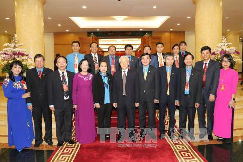 阮富仲总书记会见在“光荣越南—30年革新的烙印”活动受表彰的集体和个人 ảnh 1