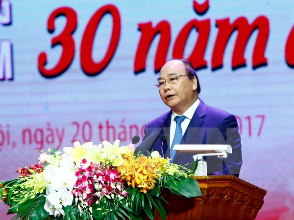 政府总理阮春福出席“光荣越南-30年革新的烙印”活动 ảnh 1 政府总理阮春福出席“光荣越南-30年革新的烙印”活动 ảnh 1