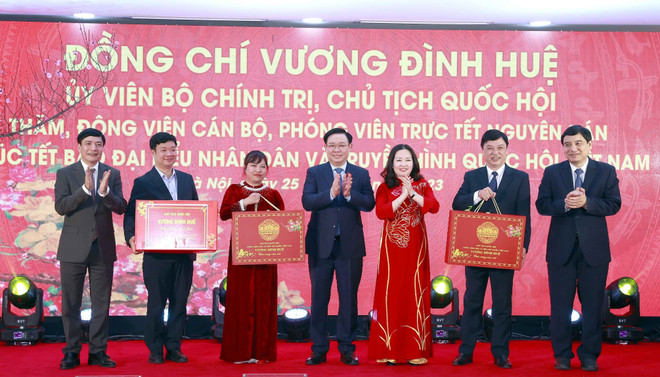 国会主席王廷惠探访越南国会人民代表报与国会电视台 ảnh 1 国会主席王廷惠探访越南国会人民代表报与国会电视台 ảnh 1