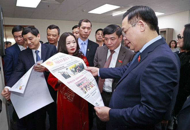 国会主席王廷惠探访越南国会人民代表报与国会电视台 ảnh 2 国会主席王廷惠探访越南国会人民代表报与国会电视台 ảnh 2