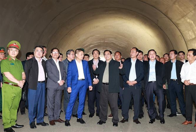 越南政府总理范明政出席芽庄-西贡铁路线路升级改造项目出征仪式 ảnh 2 越南政府总理范明政出席芽庄-西贡铁路线路升级改造项目出征仪式 ảnh 2