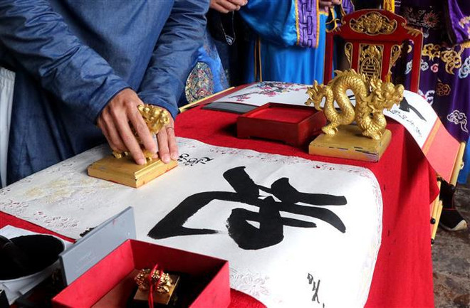 2023年癸卯年新春春幡子拆除仪式和恭贺新春开印仪式在顺化皇宫举行 ảnh 1 2023年癸卯年新春春幡子拆除仪式和恭贺新春开印仪式在顺化皇宫举行 ảnh 1