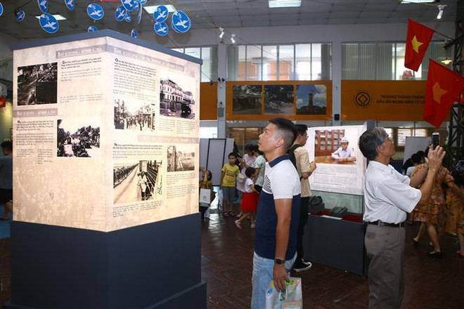 首都河内解放65周年:再现首都得到解放当天举行的历史性升旗仪式 ảnh 2 首都河内解放65周年:再现首都得到解放当天举行的历史性升旗仪式 ảnh 2