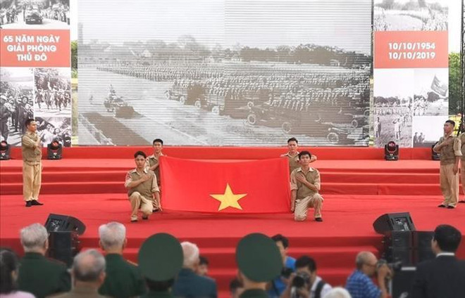 首都河内解放65周年:再现首都得到解放当天举行的历史性升旗仪式 ảnh 1 首都河内解放65周年:再现首都得到解放当天举行的历史性升旗仪式 ảnh 1