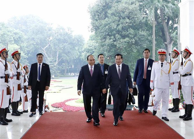 越南政府总理阮春福同柬埔寨首相洪森举行会谈 ảnh 2