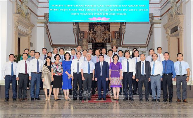 胡志明市领导人会见越南新任驻外使节代表团 ảnh 2 胡志明市领导人会见越南新任驻外使节代表团 ảnh 2